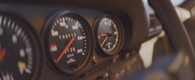 Clutch: todo sobre el nuevo juego de coches de los creadores de Forza Horizon 11 Interior dashboard de un coche en el videojuego de clutch