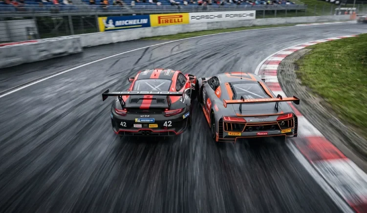imagen de dos coches muy pegados en una carrera