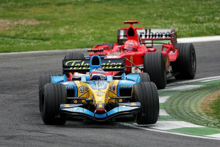 formula 1 año 2005,  un Ferrari f2004 y un Renault r25