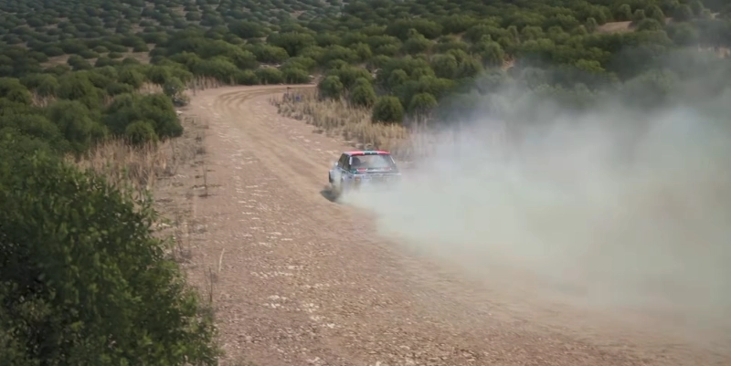 Cantidad de partículas espectaculares mostradas en el primer gameplay de Grecia en Assetto Corsa Rally