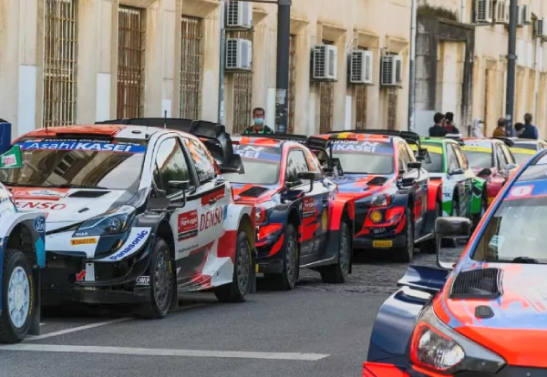 Assetto Corsa Rally 0.5 da un salto gigantesco en simulación, pero deja una ausencia difícil de ignorar 10 Varios coches del WRC aparcados el fila
