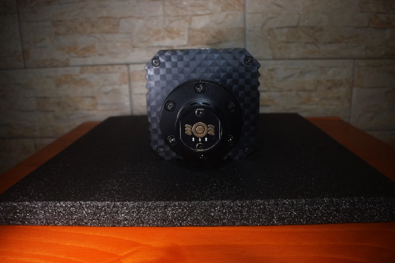 PXN VD6: Test de Estrés y Opinión Real | SimuTorque 22 Imagen frontal que muestra el QR de la base Direct Drive PXN VD6